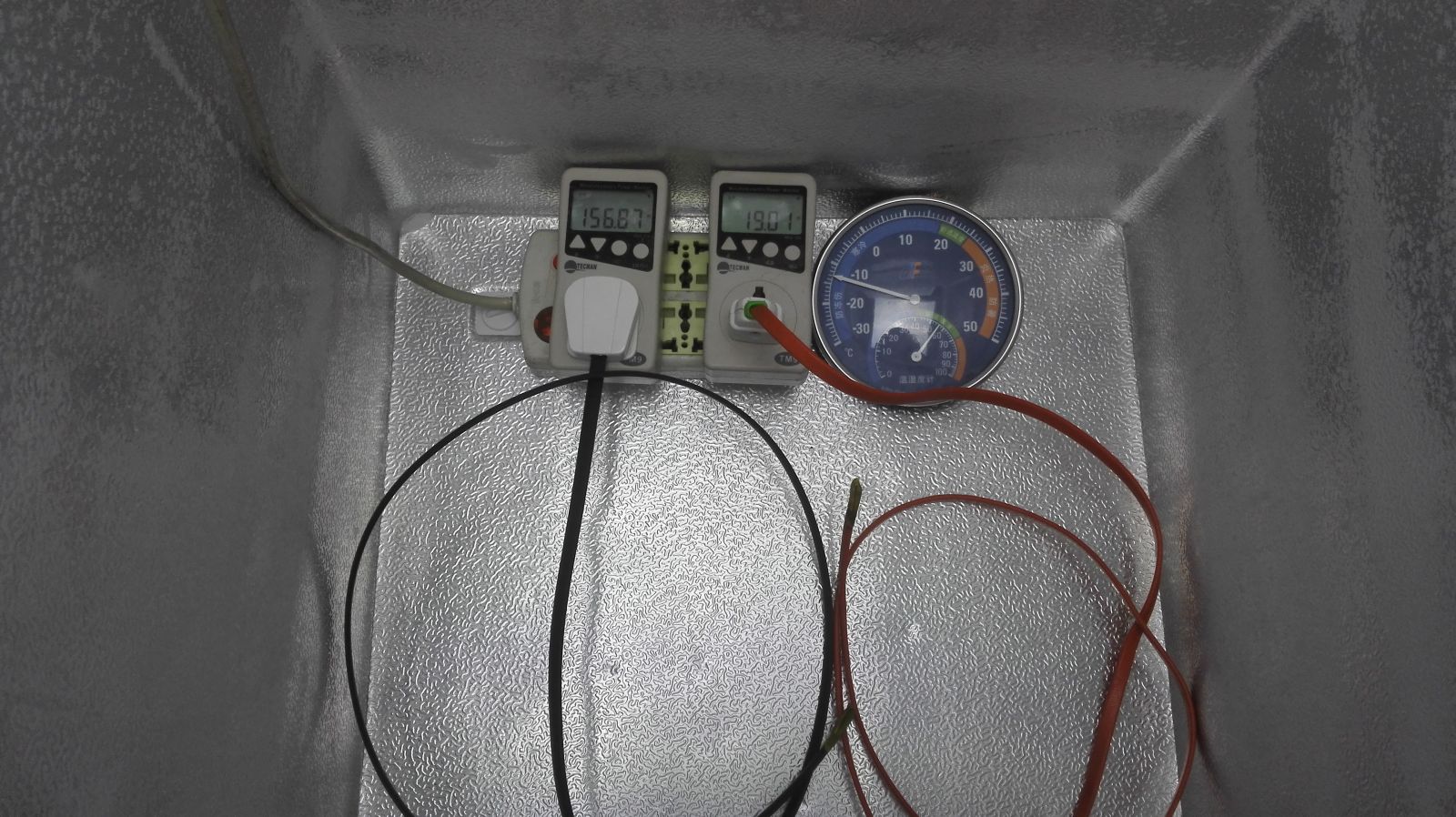 太陽能專用電熱帶和傳統(tǒng)自限溫電伴熱帶實驗對比圖